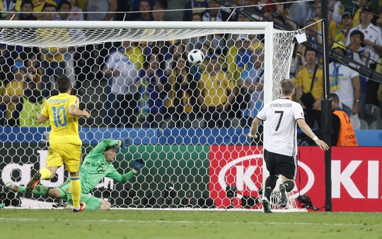 Người Đức chỉ thể hiện được bản lĩnh của ứng iên vô địch với bàn thắng của Schweinsteiger ở cuối trận