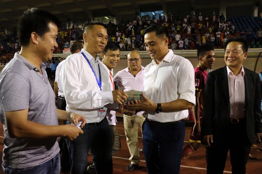 Kết thúc trận đấu, lãnh đạo đội bóng đã thưởng nóng cho các cầu thủ Sài Gòn