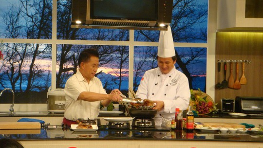 
Đầu bếp Đỗ Quang Long (bìa phải) và đầu bếp Martin Yan trong một chương trình ẩm thực trên truyền hình
