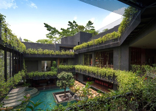
Ngôi nhà ở Singapore gây ấn tượng mạnh bởi mái nhà dạng bậc thang được phủ kín cây xanh kèm theo nhiều khoảng mặt nước, tiện nghi bên trong hiện đại.
