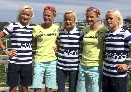 2 chị em song sinh người Đức Anna và Lisa Hahner (áo xanh) chụp hình kỷ niệm cùng chị em sinh 3 Lily, Liina và Leila Luik (Estonia) trước cuộc thi marathon
