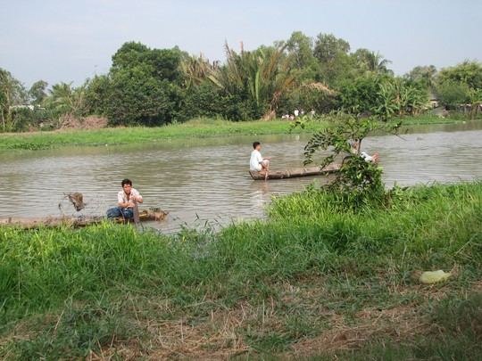 
Đến sáng 1-2, nhóm cứu hộ vẫn chưa thể tìm được xác của sinh viên mất tích trên sông Bảo Định
