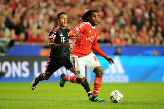 Sanches trong một lần đối đầu Bayern ở Champions League