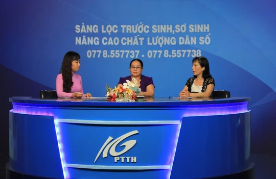
Bác sĩ Mai Hoa (bìa phải) thường được mời làm chuyên gia tư vấn sức khỏe sinh sản trên Đài PTTH tỉnh Kiên Giang.
