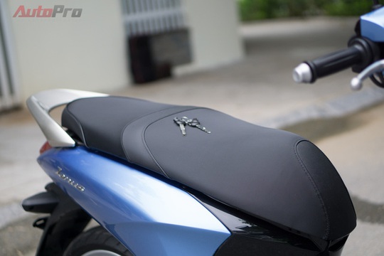 
Yên xe cùng chìa khóa giản đơn trên Yamaha Janus.
