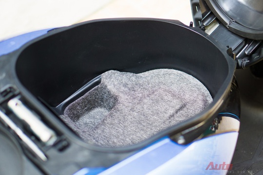 
Dưới đáy của cốp xe là miếng chắn nhiệt, giúp ngăn sức nóng của động cơ để không ảnh hưởng tới các vật dụng trong cốp.
