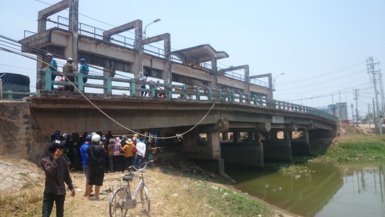 
Đoạn đường gần cầu Rạch Chanh, có nhiều người đến xem làm cho xe qua lại khá khó khăn
