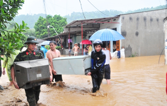 ... lực lượng quân đội giúp người dân vùng bị ngập sơ tán - Ảnh: Báo Lào Cai