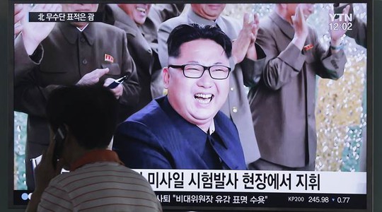 
Lãnh đạo Triều Tiên Kim Jong-un đích thân giám sát đợt thử tên lửa hôm 19-7. Ảnh: Indian Express
