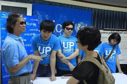 Các thành viên của nhóm Up Shift - tác giả của trang web tìm việc làm đầu tiên cho người khiếm thị tại Việt Nam, đang trao đổi với báo giới về sản phẩm của mình. Ảnh: Thu Hằng