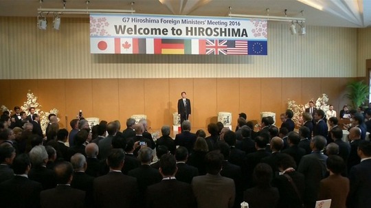 
Ngoại trưởng Nhật Bản Fumio Kishida chào đón những người đồng cấp. Ảnh: RTV
