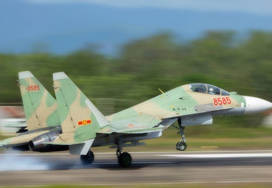 Chiếc Su-30 MK2 số hiệu 8585 trong một lần bay huấn luyện trước khi mất tích sáng 14-6 - Ảnh minh họa