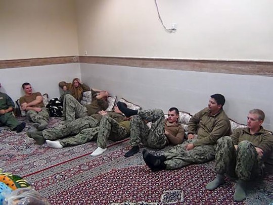Các thủy thủ Mỹ trong thời gian bị Iran bắt giữ Ảnh: Reuters