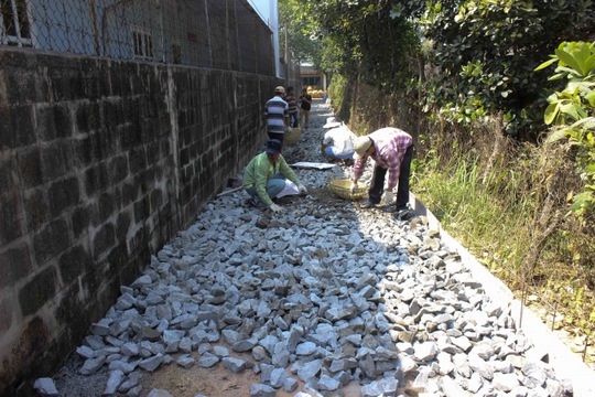 
Đường dẫn vào nhà mẹ Nguyễn Thị Em dài 60m rộng 2,7m sẽ được tráng bê tông, kinh phí 100 triệu đồng
