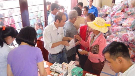 Các bác sĩ của Trung tâm Cấp cứu 115 TP HCM và Bệnh viện Trưng Vương đến với bệnh nhân nghèo tại Long An. (Ảnh do Trung tâm Cấp cứu 115 cung cấp)