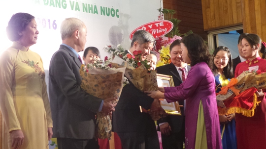 Thứ trưởng Bộ Y tế Nguyễn Thị Xuyên trao tặng Huân chương Lao động hạng nhất cho Bệnh viện Chợ Rẫy