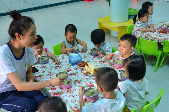 Trẻ nên được hướng dẫn ngồi vào bàn ăn và tập trung cho bữa ănẢnh: TẤN THẠNH