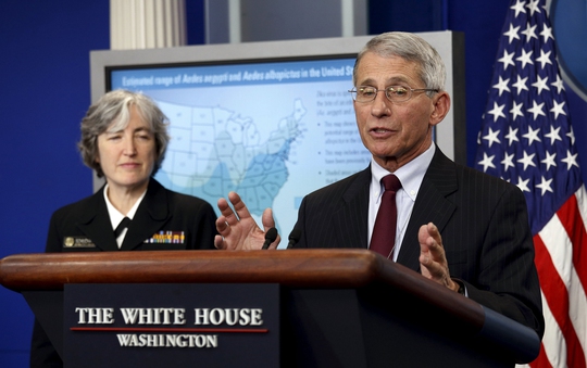 TS Anthony Fauci (phải) và TS Anne Schuchat tại cuộc họp báo về virus Zika tại Nhà Trắng hôm 11-4 Ảnh: Reuters