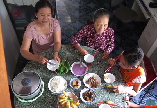 
Bữa ăn nên có đầy đủ các nhóm chất với tỉ lệ hài hòa theo tháp dinh dưỡng. Ảnh: HOÀNG TRIỀU
