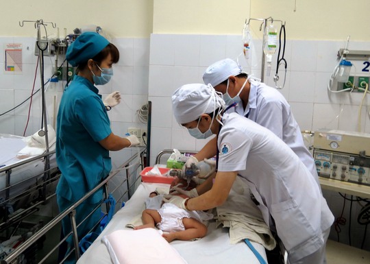 Điều trị cho trẻ mắc tay chân miệng tại BV Nhi Đồng 1