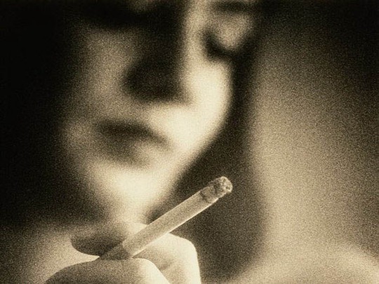 Mẹ hút nhiều thuốc lá làm tăng nguy cơ mắc bệnh phổi tắc nghẽn mạn tính ở con Ảnh: HEALTHDAY NEWS
