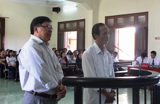 
Ông Nguyễn Tài, nguyên Chủ tịch UBND huyện Đông Hòa(trái) và ông Huỳnh Ngọc Sương, nguyên Phó chủ tịch UBND huyện Đông Hòa tại phiên tòa
