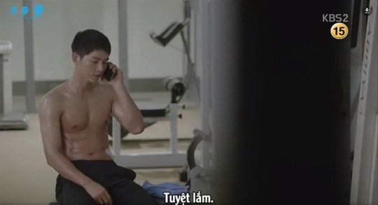 
Joong Ki khoe vóc dáng chuẩn trong Hậu duệ mặt trời
