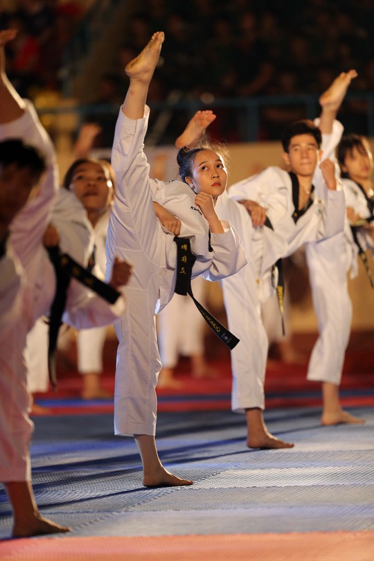 Các cô gái xinh đẹp taekwondo TP HCM trong bài đồng diễn