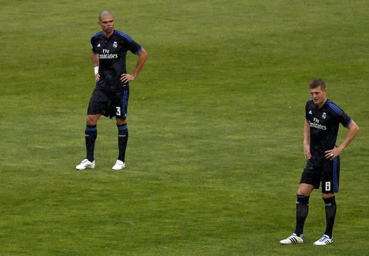 
Pepe và Toni Kroos thẫn thờ sau khi bị Rayo Valecano dội 2 gáo nước lạnh vào mặt
