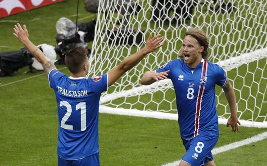 Traustason (21) ghi bàn ở phút 90+4 cho Iceland