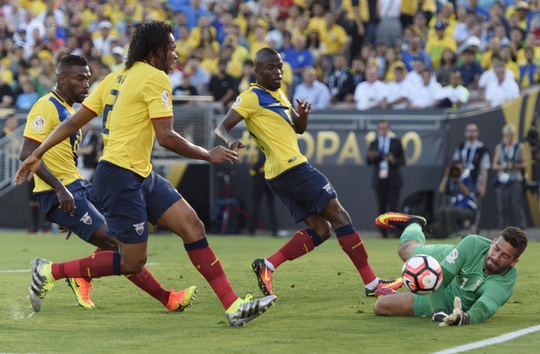 
Một pha phản công của Ecuador khiến thủ môn Allison vất vả
