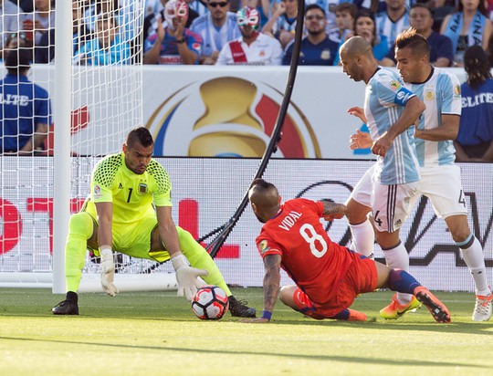 Vidal và Sanchez trong một lần hãm thành thủ môn Romero của Argentina