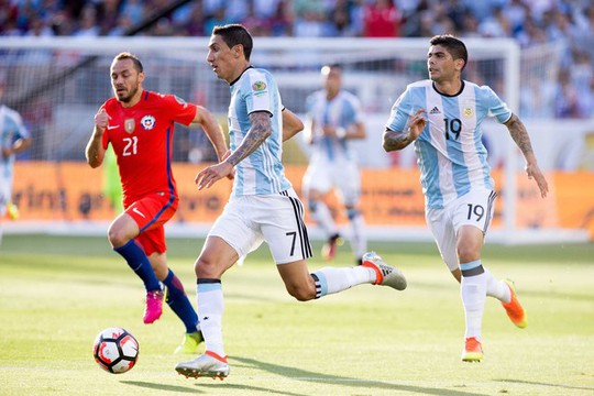 Di Maria khiến hàng thủ Chile phải vất vả đeo bám