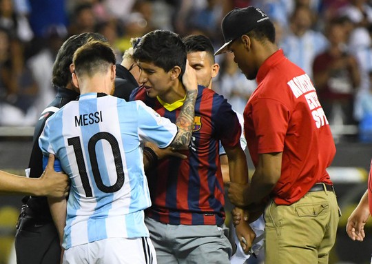 Fan cuồng liều mình vào sân… quỳ lạy Messi