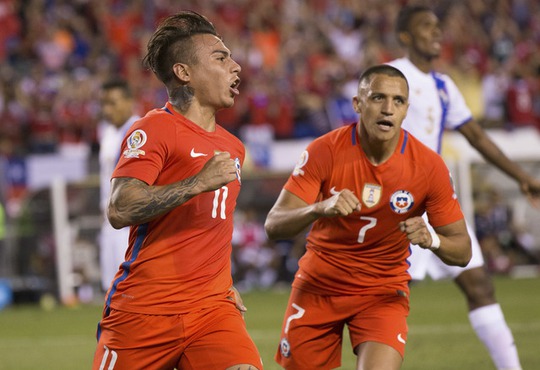 Vargas và Sanchez lập công giúp Chile ngược dòng đánh bại Panama