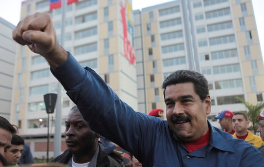 Tổng thống Venezuela - ông Nicolas Maduro, xuống đường ăn mừng chiến thắng cùng người dân