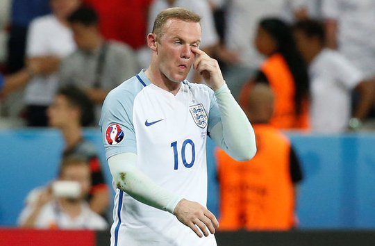 Rooney thất vọng rời sân