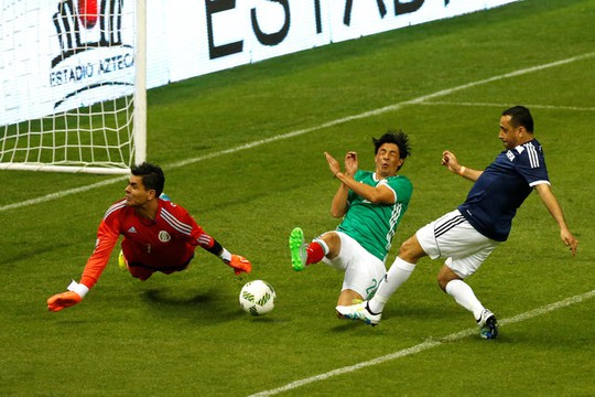 
Sami Al-Jaber của Ả Rập Saudi đối mặt với thủ môn Oswaldo Sanchez
