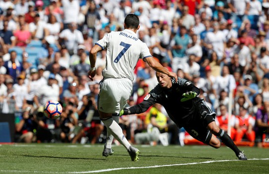 
Ronaldo ghi bàn vào lưới Osasuna sau 2 tháng dưỡng thương
