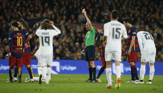 Ramos cuối cùng cũng bị đuổi sau nhều lần phạm lỗi thô bạo với các cầu thủ Barcelona