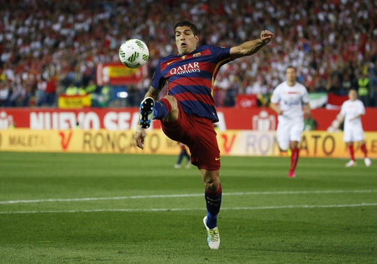 Nỗ lực cứu bóng khiến Suarez chấn thương