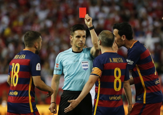 Các cầu thủ Barca phản đối quyết định của trọng tài