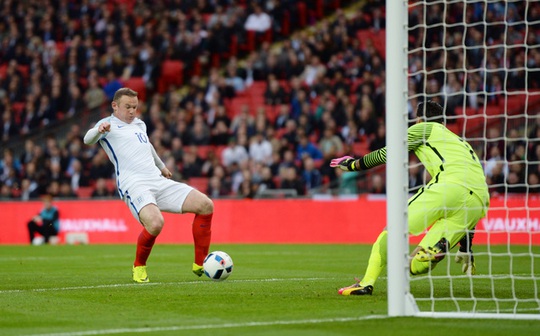 
Rooney bỏ lỡ cơ hội dù đối mặt với thủ môn. Anh bị HLV Hodgson thay thế bằng Lallana trong hiệp 2
