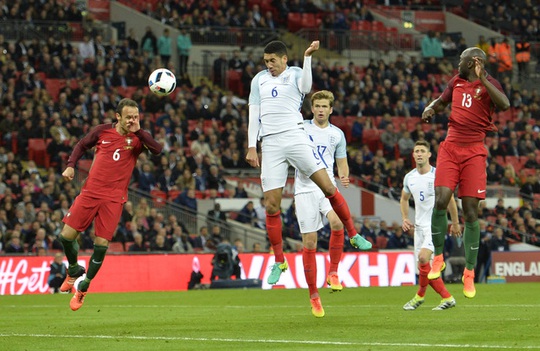 Trung vệ Smalling ghi bàn duy nhất cho tuyển Anh trước Bồ Đào Nha