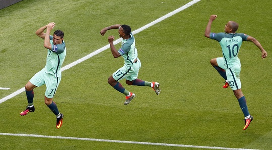 Niềm vui của Ronaldo và đồng đội sau bàn thắng gỡ hòa 3-3