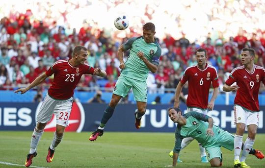 Ronaldo ghi bàn quyết định giúp Bồ Đào Nha vào vòng 1/8 với tư cách đội xếp thứ 3 có thành tích tốt nhất