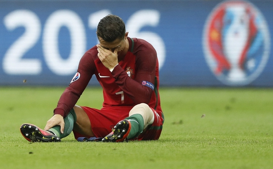 Ban đầu, Ronaldo khóc sau khi chấn thương nặng, không thể tiếp tục thi đấu