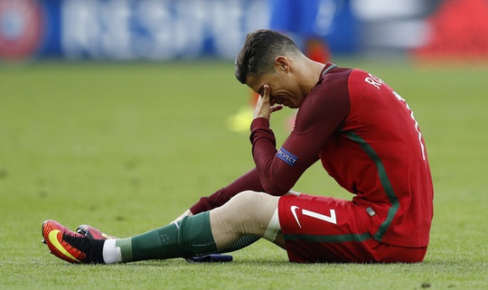 Ronaldo, bật khóc, chung kết, ảnh: Không chỉ là một cầu thủ ưu tú, Ronaldo còn là một người dẫn dắt đội tuyển Bồ Đào Nha đến chung kết. Bức ảnh của anh bật khóc trong trận đấu cuối cùng sẽ khiến người xem cảm thấy xúc động và đầy cảm hứng.