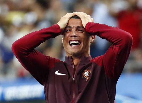 Ronaldo: Hãy xem những khoảnh khắc đầy xúc động của Ronaldo sau khi chiến thắng trong trận chung kết, hình ảnh anh bật khóc và rao giảng báo Người đầy cảm xúc sẽ khiến bạn cảm thấy sự nhiệt tình, lòng đam mê và tình yêu vô bờ bến của một người bóng đá chuyên nghiệp.