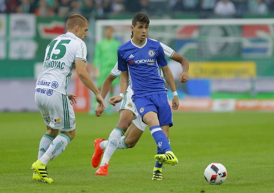 Oscar trong trận thua Rapid Vienna